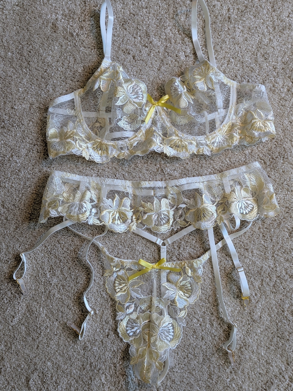 New - Sheer Floral Lace Bra, Garter Belt & Thong Set in Yellow & White - Sz XL
